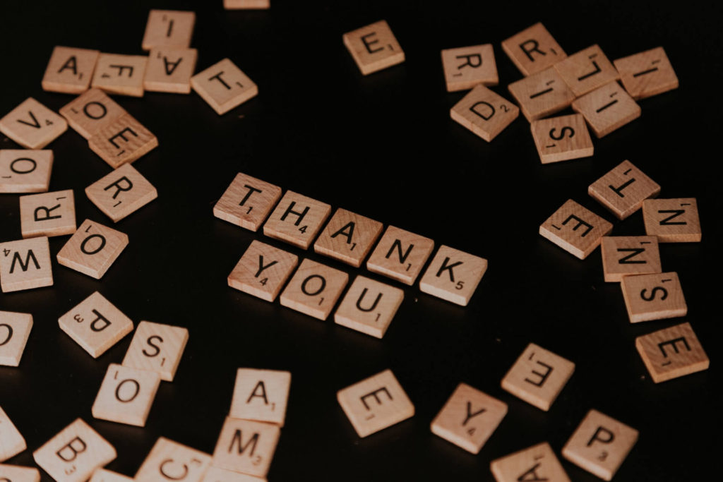 Praktyka wdzięczności. Literki do gry w scrabble ułożone w napis "thank you"