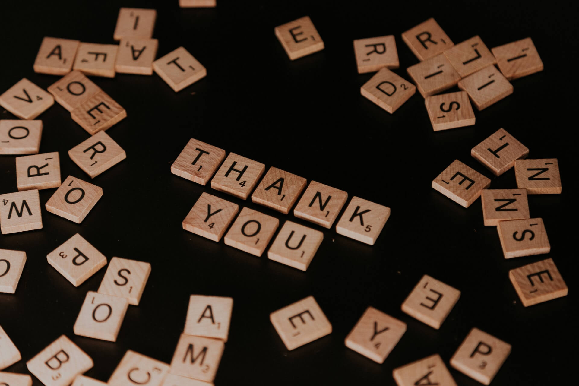 Praktyka wdzięczności. Literki do gry w scrabble ułożone w napis "thank you"