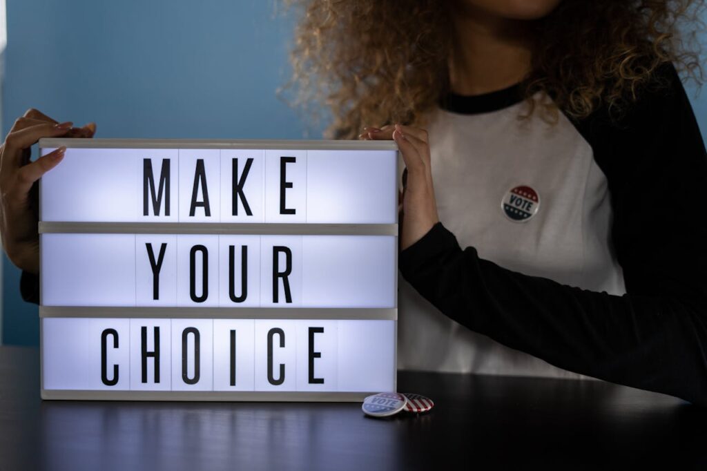 Dziewczyna trzymająca lampę z napisem "make your choice"